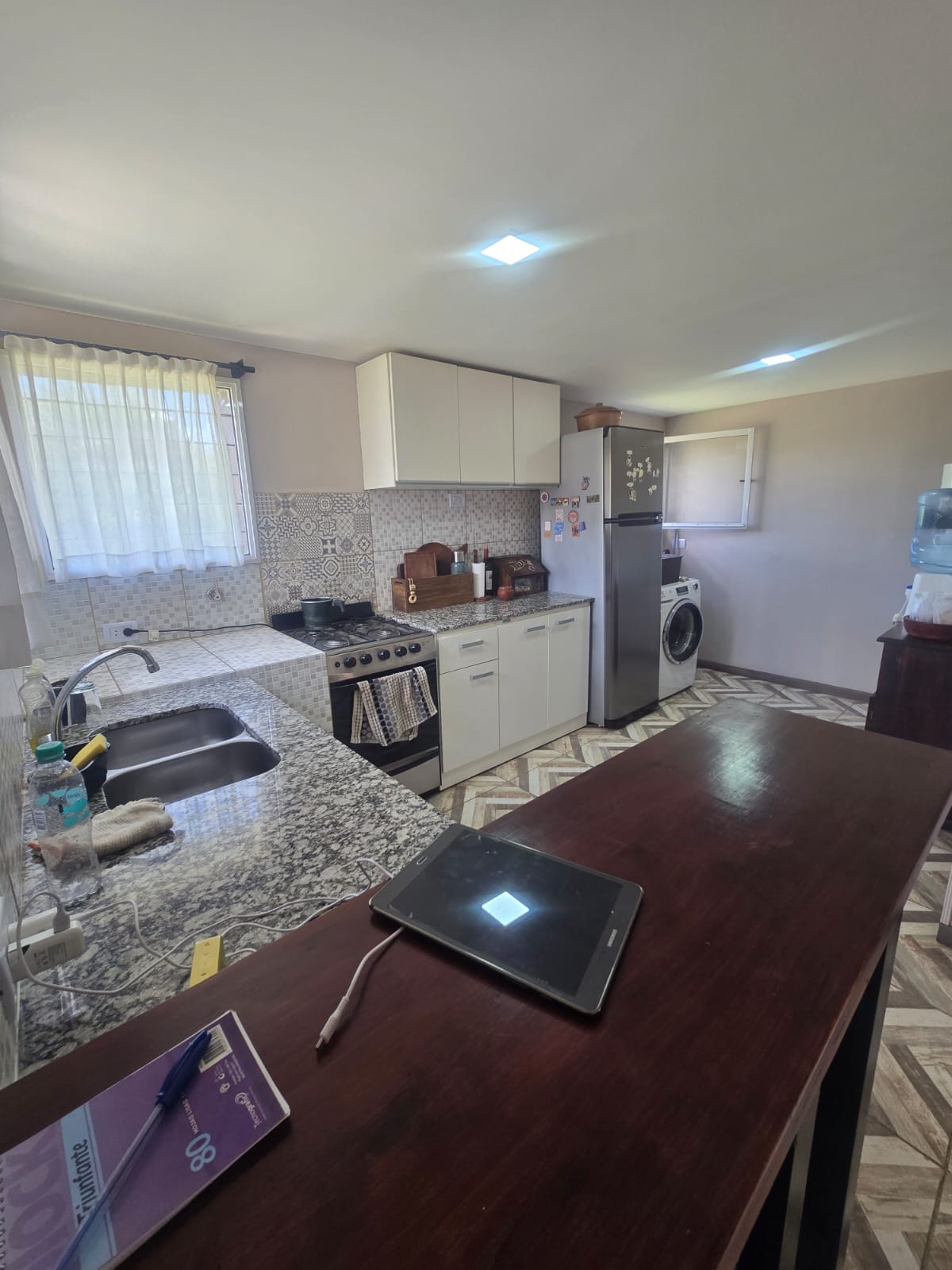 CASA MINIMALISTA AMPLIO PARQUE EN MERLO