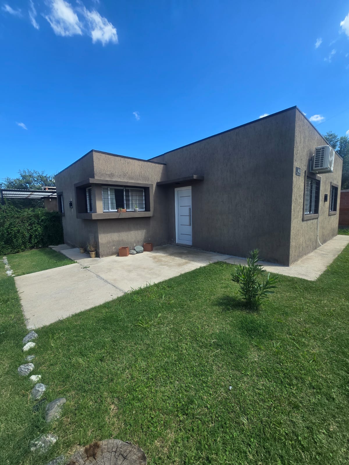 CASA MINIMALISTA AMPLIO PARQUE EN MERLO