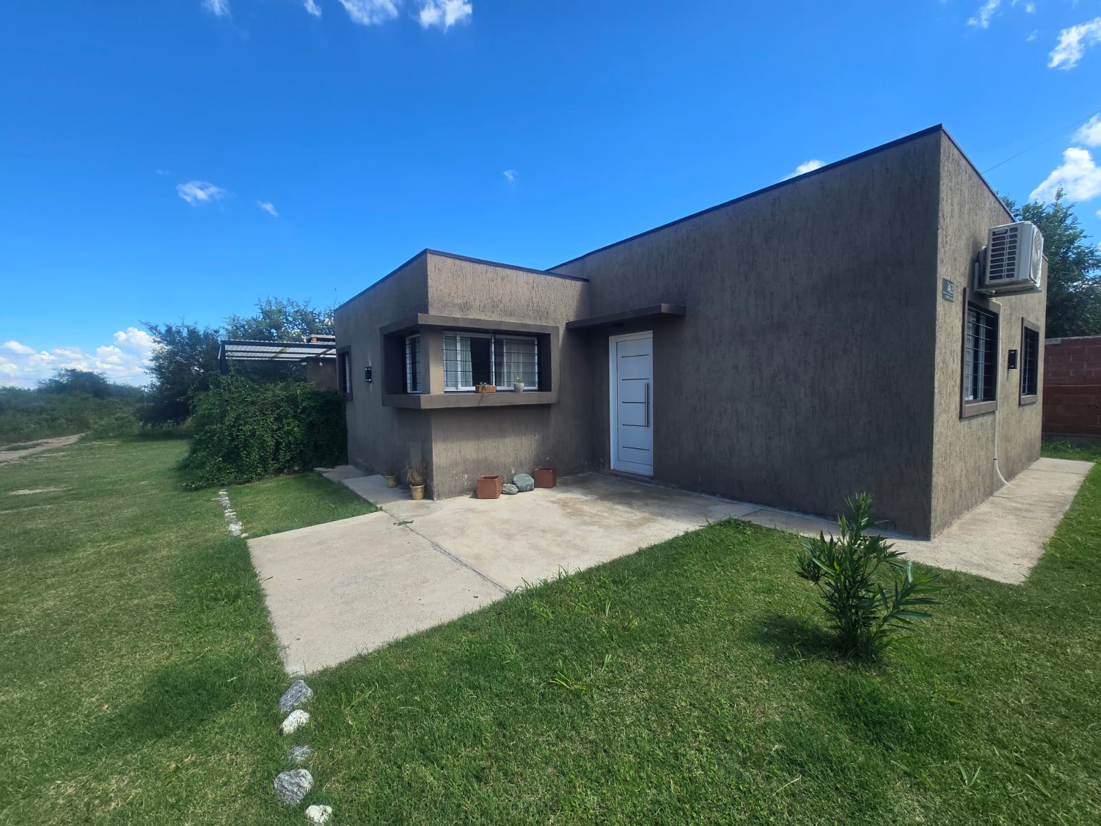 CASA MINIMALISTA AMPLIO PARQUE EN MERLO