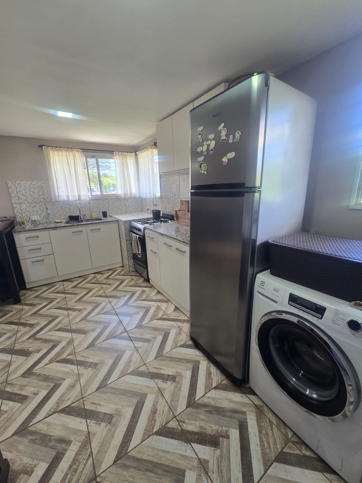 CASA MINIMALISTA AMPLIO PARQUE EN MERLO