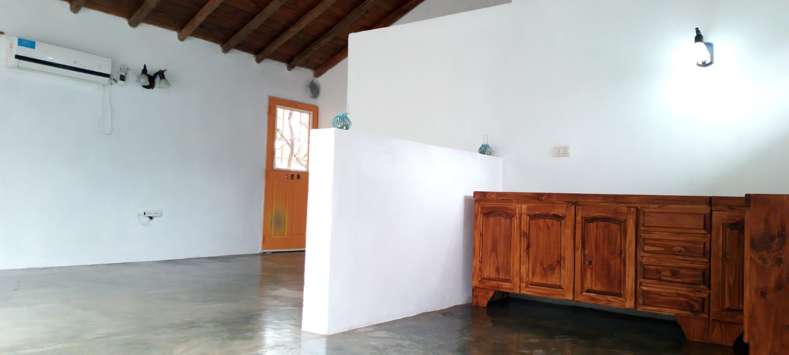 HERMOSA CASA A TRES CUADRAS DE LA PLAZA EN CORTADERAS