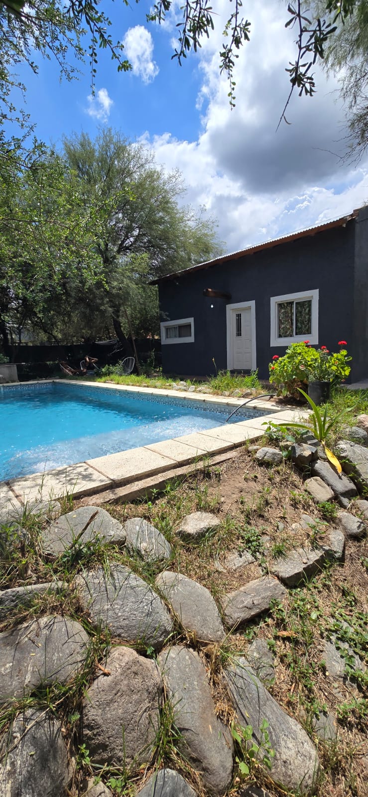 CASA Y DEPARTAMENTO CON PILETA EN CARPINTERIA