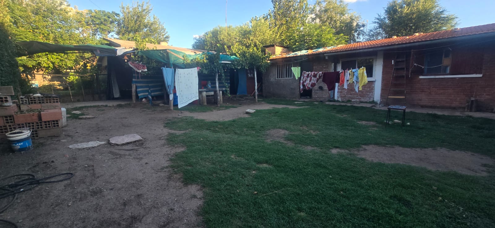 CHALET EN ESQUINA CON DEPARTAMENTO SOBRE AV NORTE | MERLO 110.000 DÓLARES