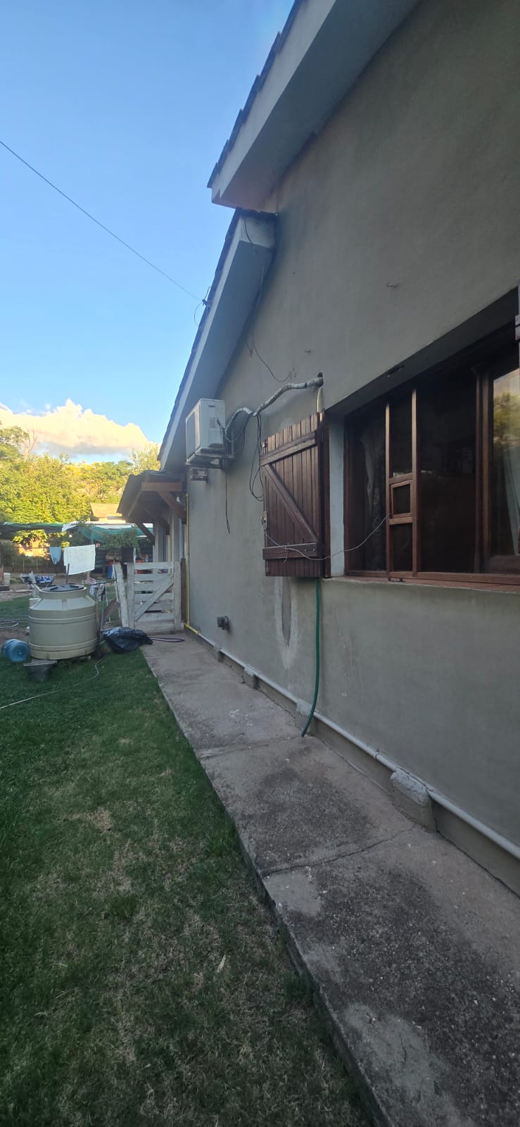 CHALET EN ESQUINA CON DEPARTAMENTO SOBRE AV NORTE | MERLO 110.000 DÓLARES