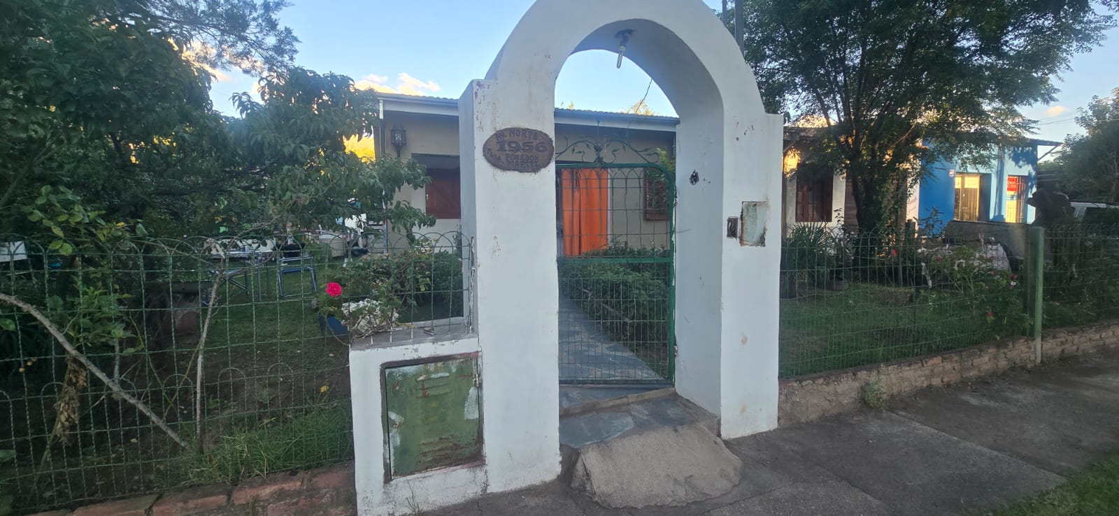 CHALET EN ESQUINA CON DEPARTAMENTO SOBRE AV NORTE | MERLO 110.000 DÓLARES