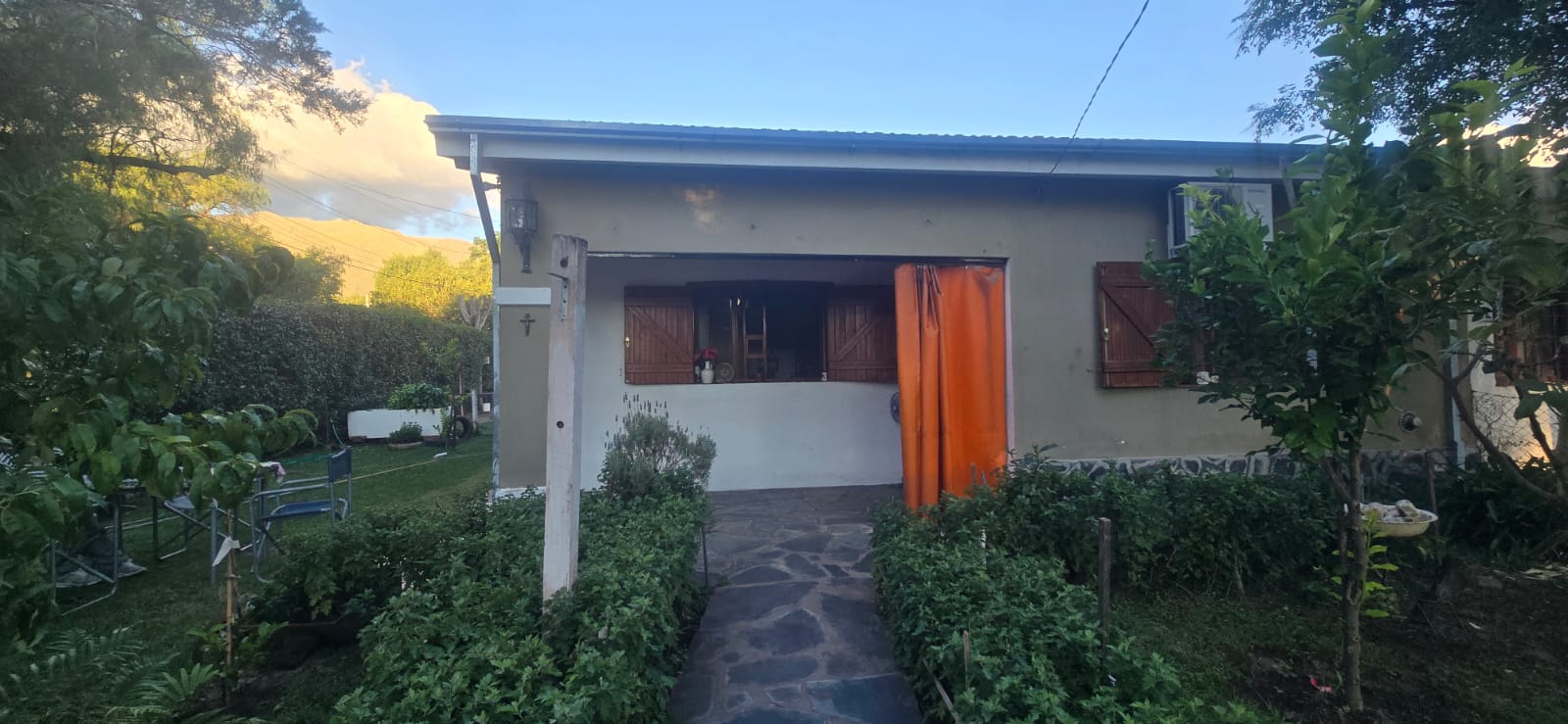 CHALET EN ESQUINA CON DEPARTAMENTO SOBRE AV NORTE | MERLO 110.000 DÓLARES