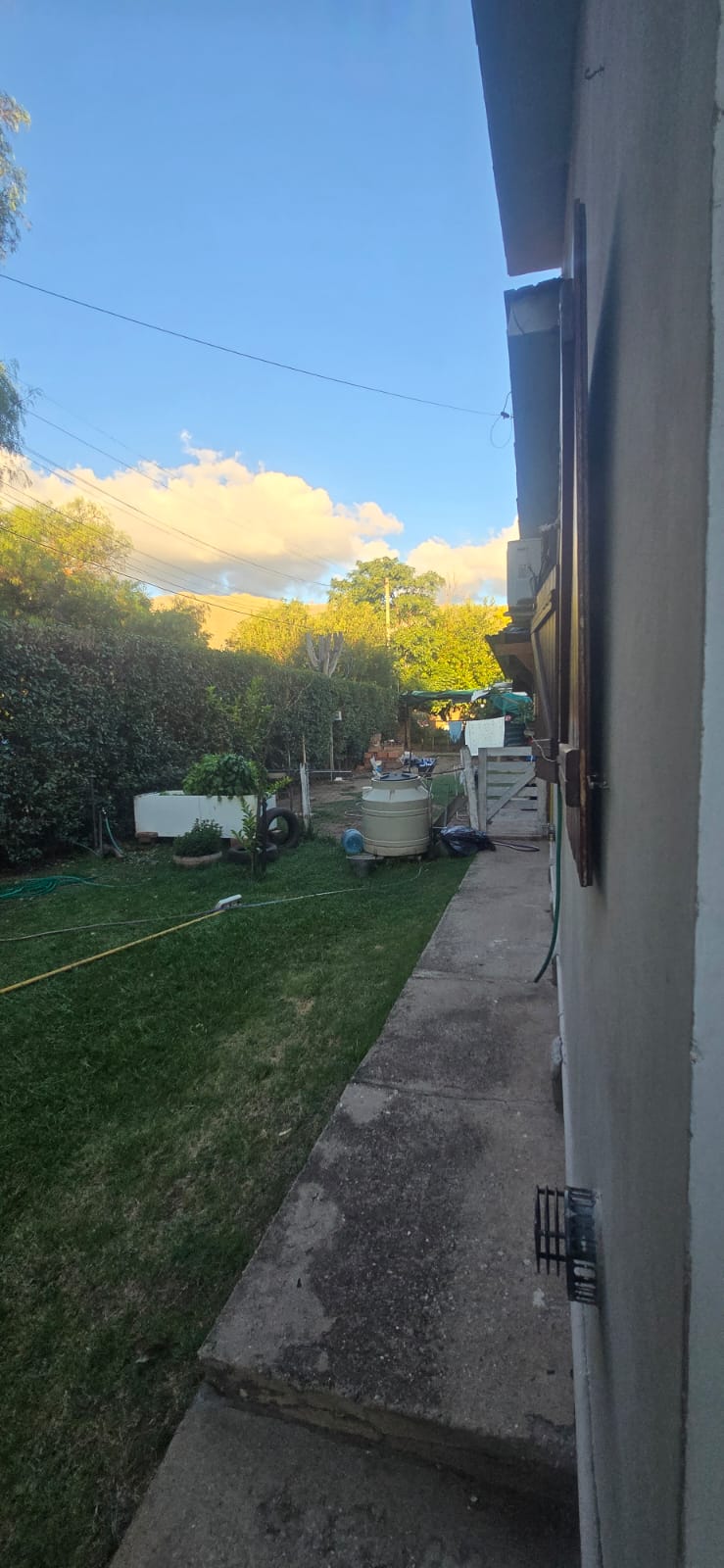 CHALET EN ESQUINA CON DEPARTAMENTO SOBRE AV NORTE | MERLO 110.000 DÓLARES