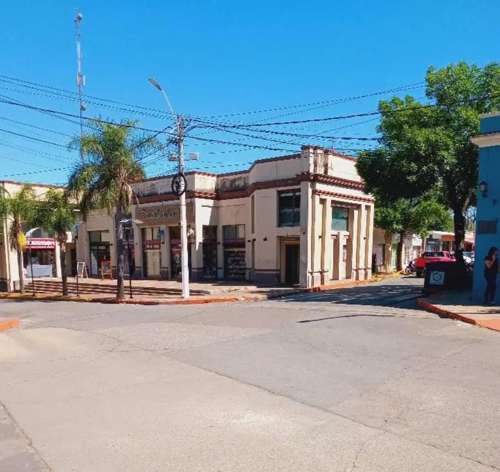TREMENDA OPORTUNIDAD COMERCIAL – ESQUINA FRENTE A LA PLAZA PRINCIPAL | MERLO