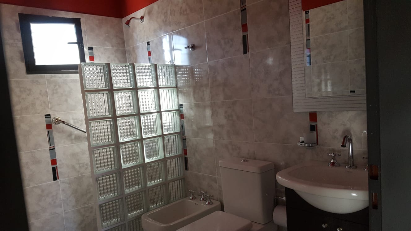 COMPLEJO DE CUATRO CABAÑAS CON PILETA EN CARPINTERIA