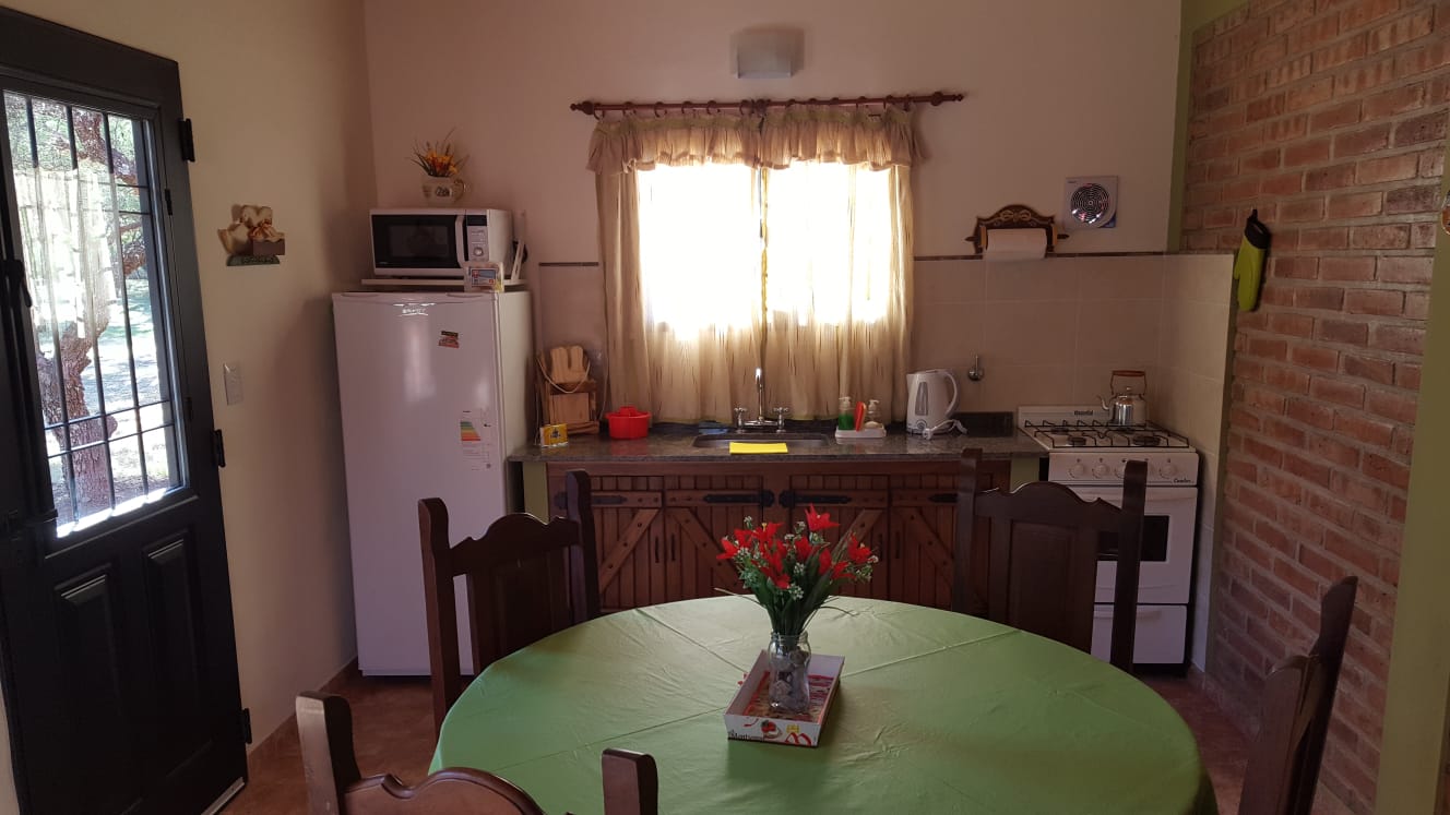 COMPLEJO DE CUATRO CABAÑAS CON PILETA EN CARPINTERIA