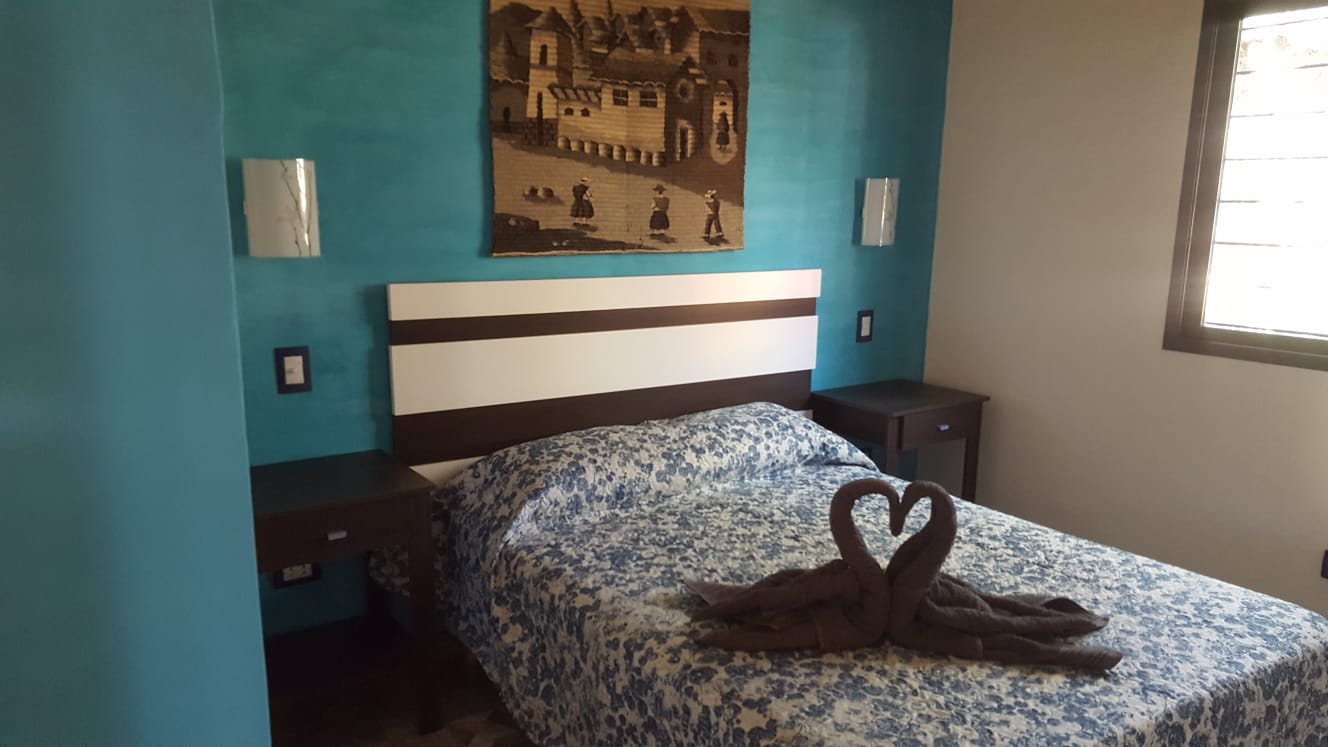 COMPLEJO DE CUATRO CABAÑAS CON PILETA EN CARPINTERIA