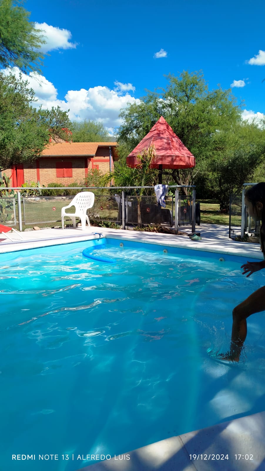 COMPLEJO DE CUATRO CABAÑAS CON PILETA EN CARPINTERIA
