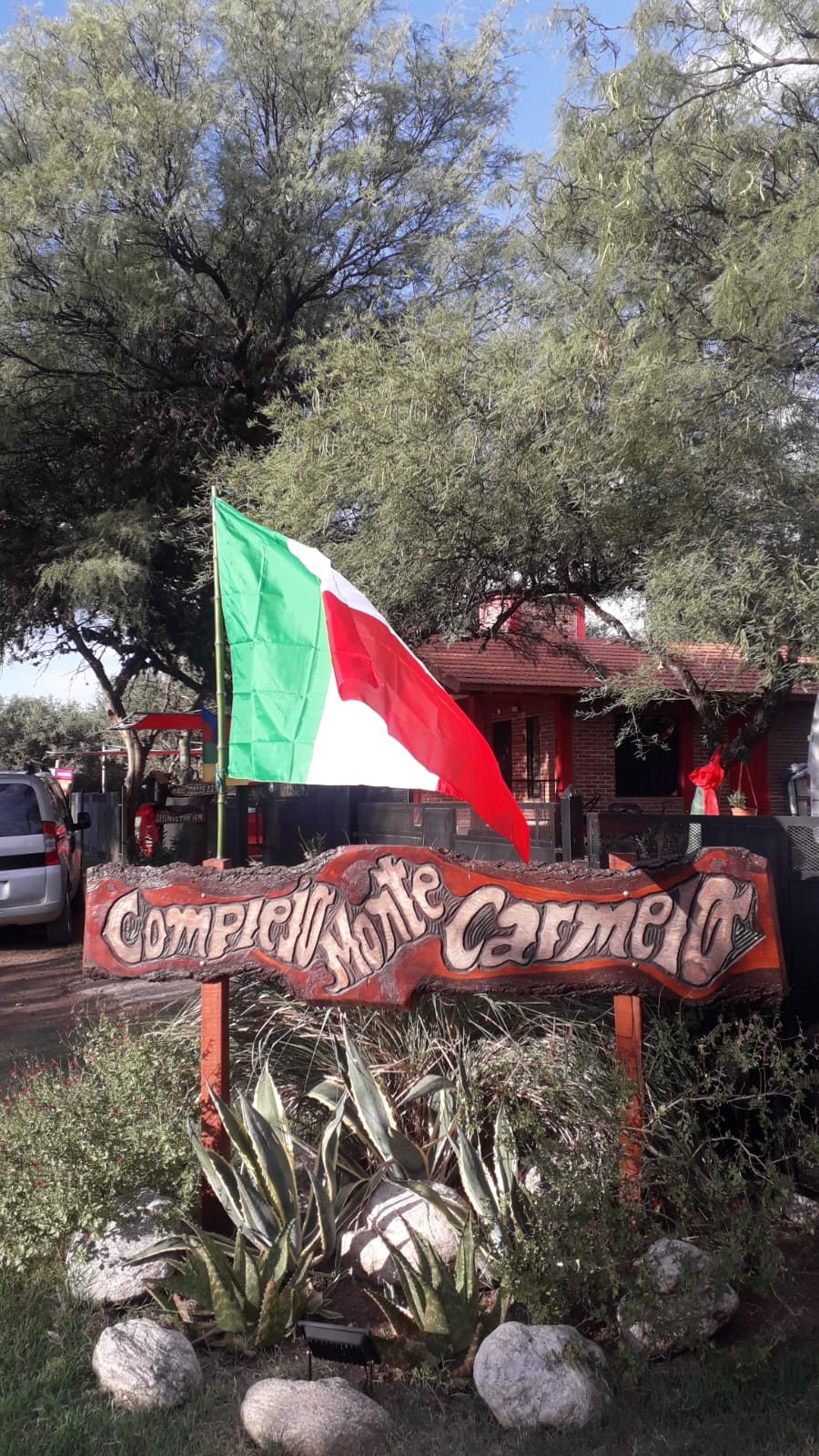 COMPLEJO DE CUATRO CABAÑAS CON PILETA EN CARPINTERIA