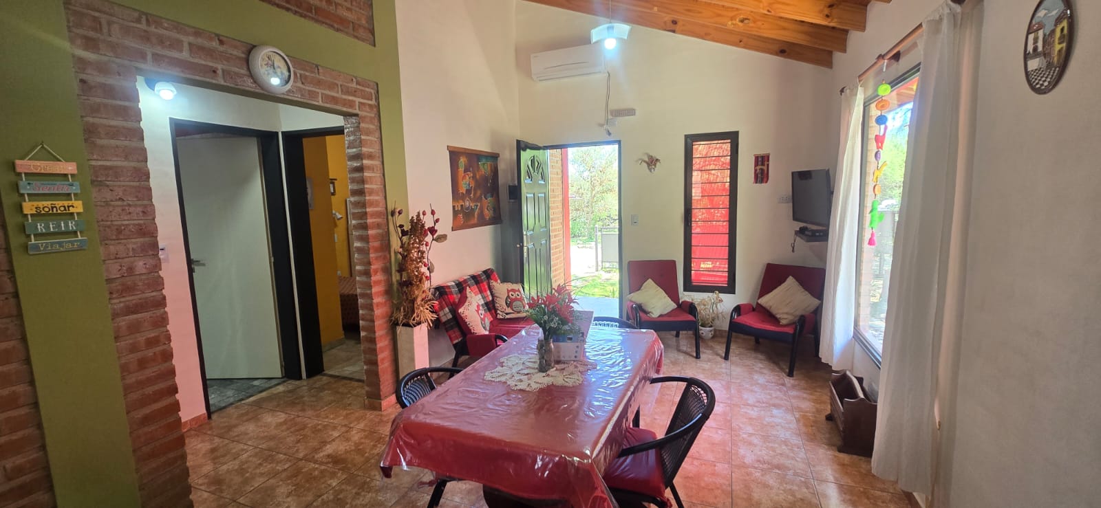 COMPLEJO DE CUATRO CABAÑAS CON PILETA EN CARPINTERIA