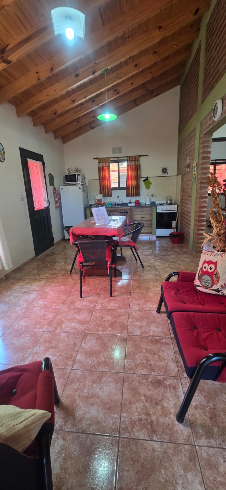 COMPLEJO DE CUATRO CABAÑAS CON PILETA EN CARPINTERIA