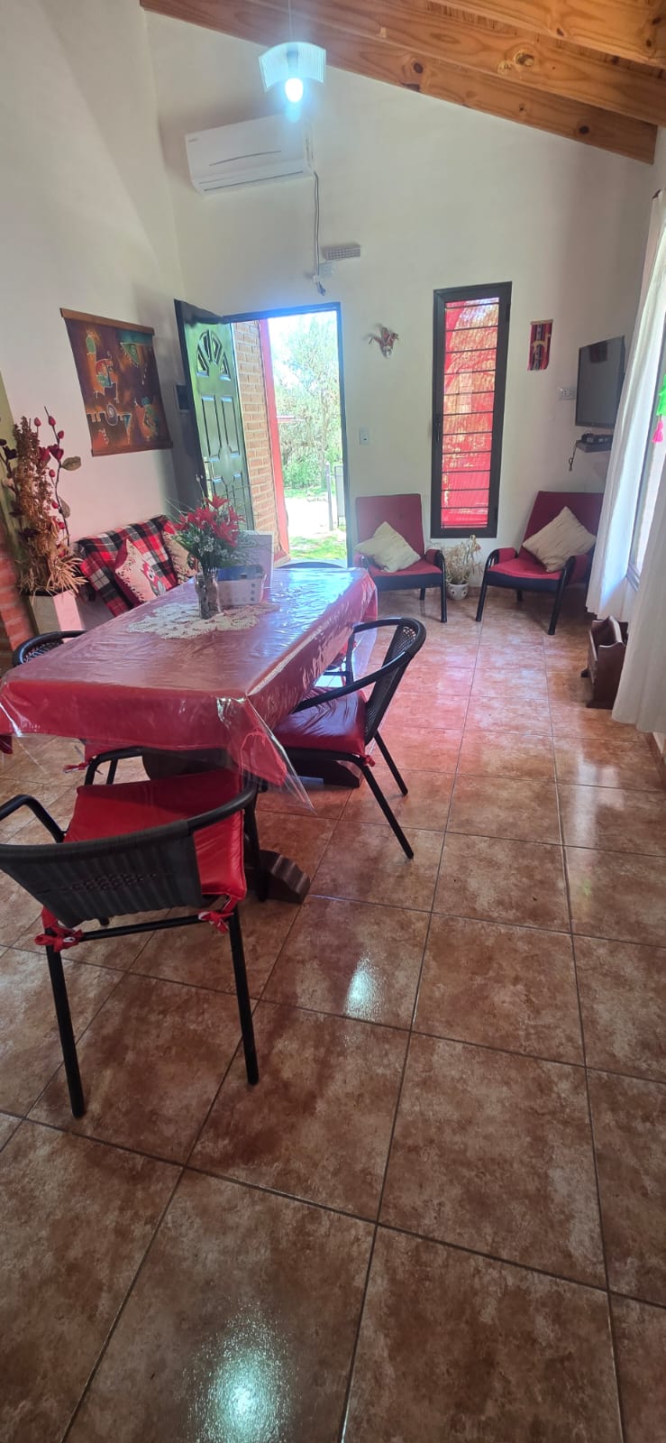 COMPLEJO DE CUATRO CABAÑAS CON PILETA EN CARPINTERIA