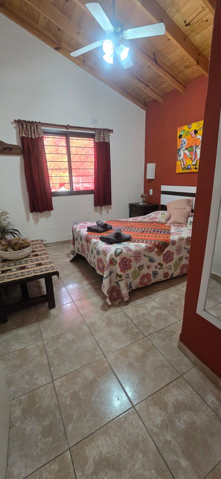 COMPLEJO DE CUATRO CABAÑAS CON PILETA EN CARPINTERIA