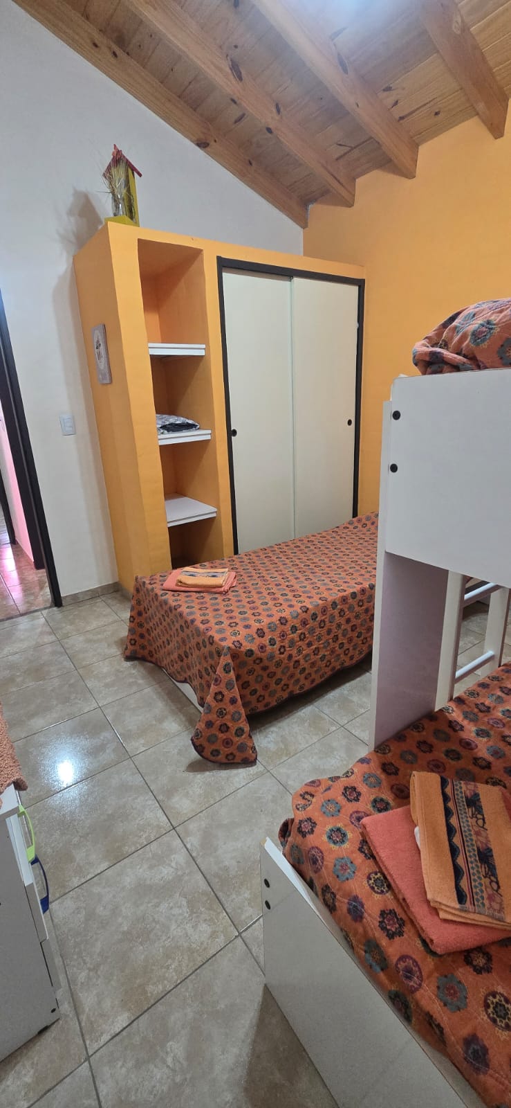 COMPLEJO DE CUATRO CABAÑAS CON PILETA EN CARPINTERIA