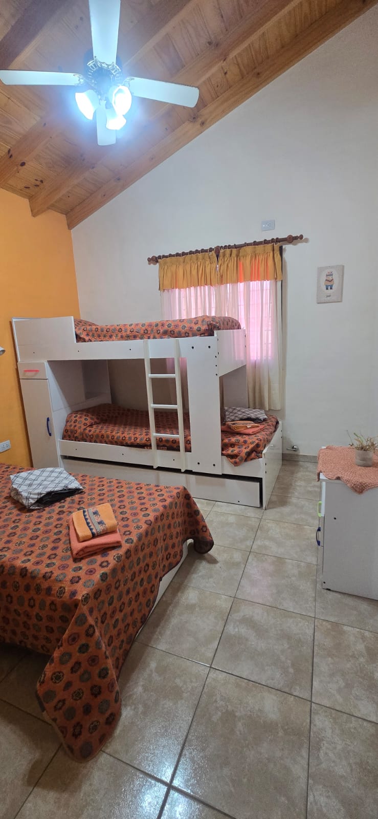 COMPLEJO DE CUATRO CABAÑAS CON PILETA EN CARPINTERIA