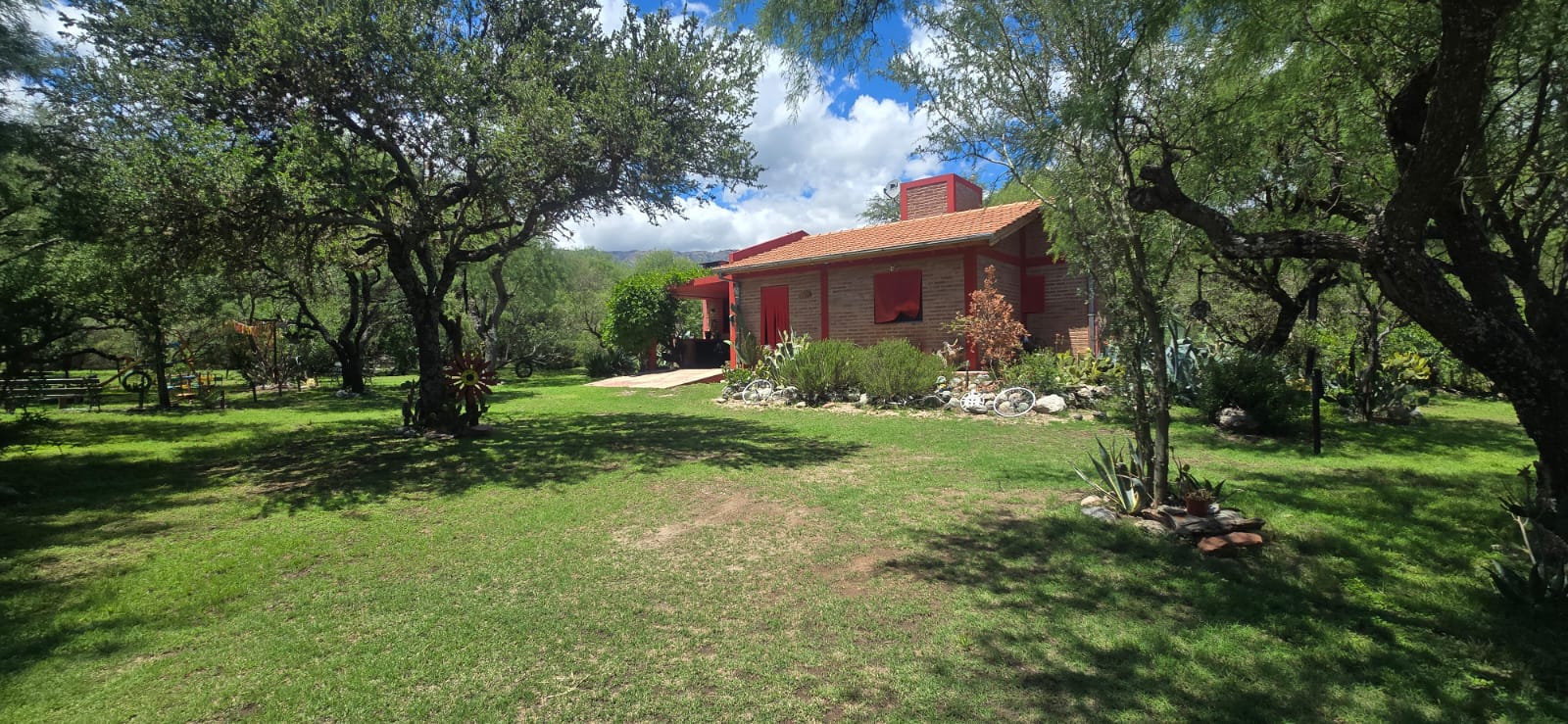 COMPLEJO DE CUATRO CABAÑAS CON PILETA EN CARPINTERIA