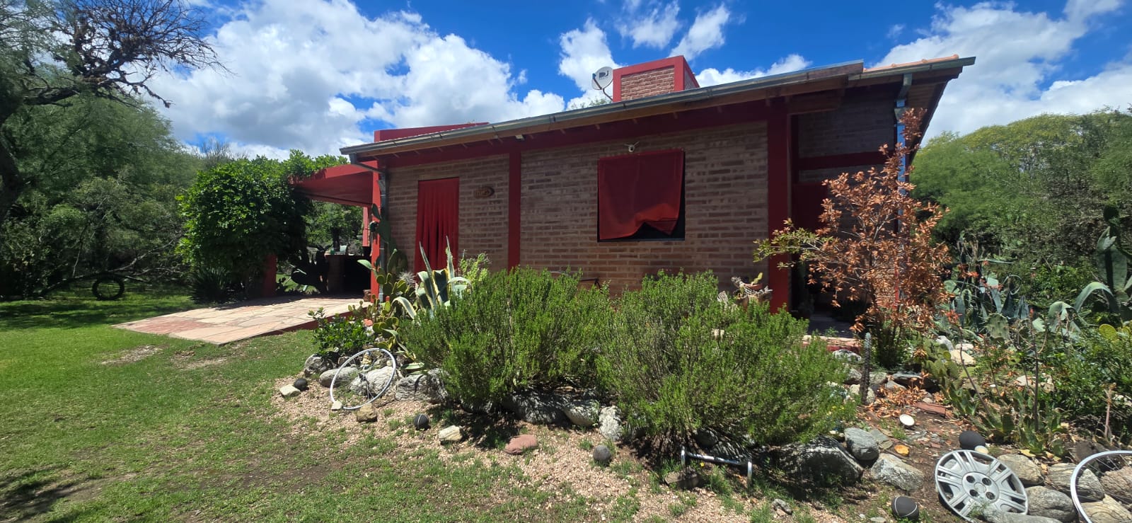 COMPLEJO DE CUATRO CABAÑAS CON PILETA EN CARPINTERIA