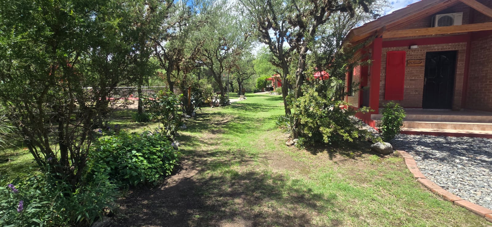 COMPLEJO DE CUATRO CABAÑAS CON PILETA EN CARPINTERIA