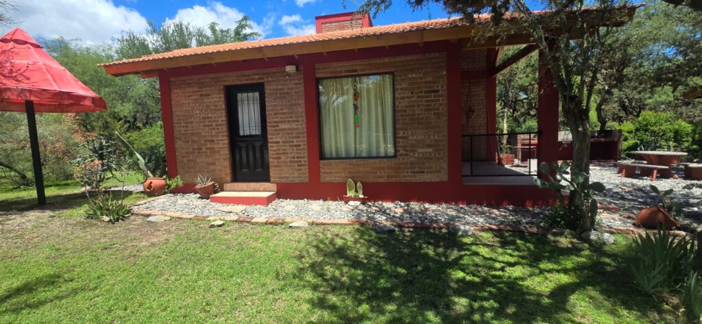 COMPLEJO DE CUATRO CABAÑAS CON PILETA EN CARPINTERIA