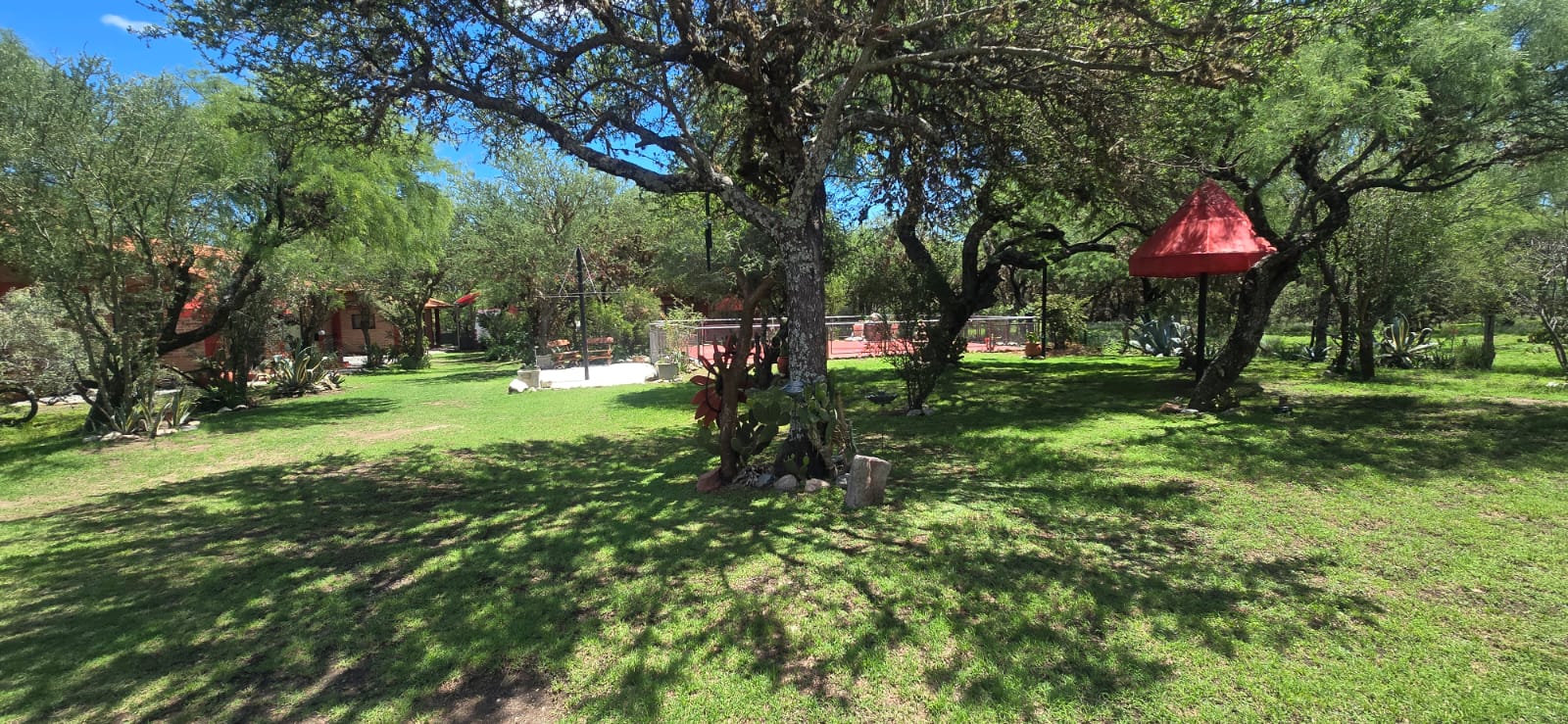 COMPLEJO DE CUATRO CABAÑAS CON PILETA EN CARPINTERIA