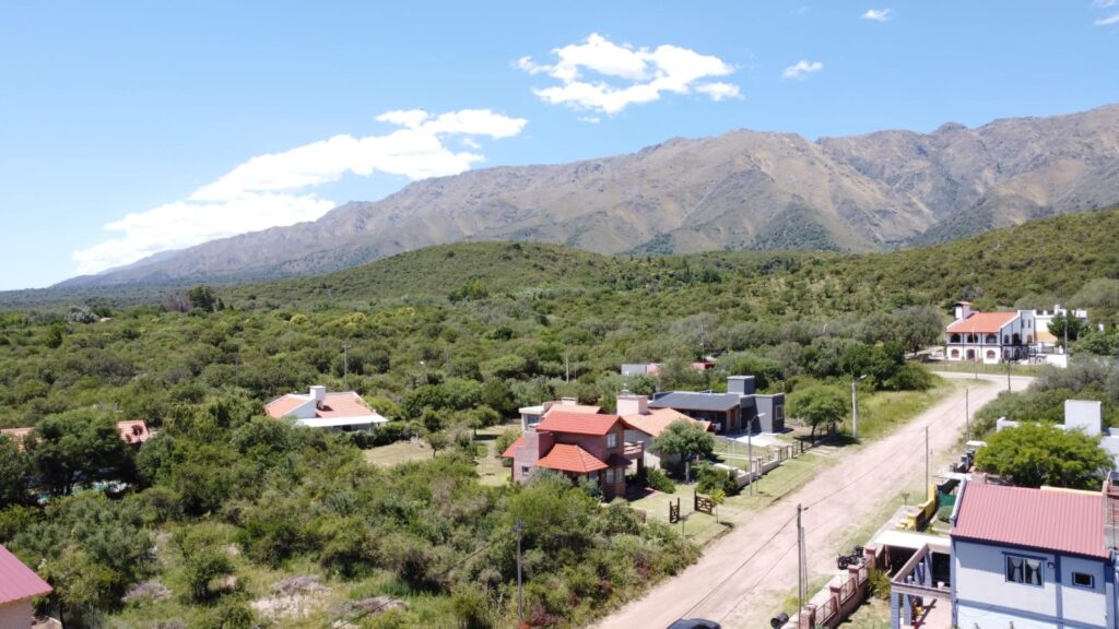 HERMOSO TERRENO BARRANCA COLORADA ARRIBA | MERLO